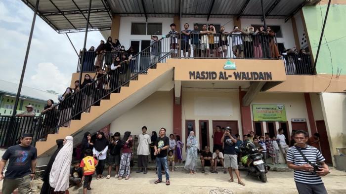 KONDISI SANTRI - Santri Pondok Pesantren Hidayatullah Mamuju menyaksikan proses pemadaman api dari asrama usai gedung kelas terbakar, Minggu (19/4/2026).