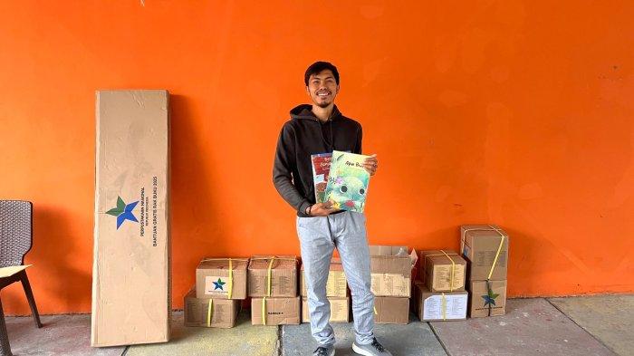 BANTUAN BUKU - Pegiat Literasi TBM Bukit 27 Salabose, Muh. Wais, saat menerima bantuan buku dari Perpusnas, Kamis (11/7/2025). Program ini menyasar berbagai komunitas literasi, perpustakaan desa, kelurahan, serta taman bacaan masyarakat di seluruh Indonesia.