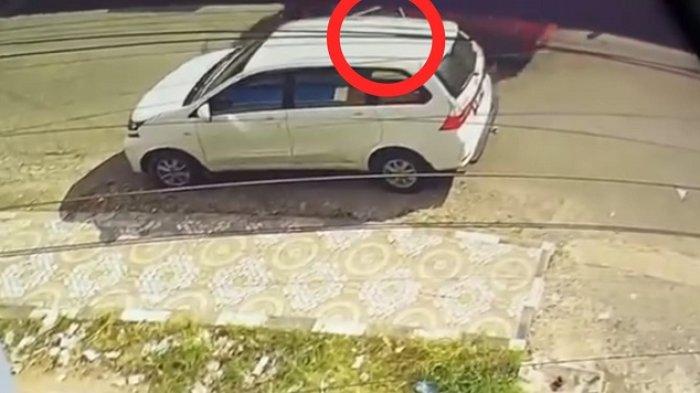 DANA DESA DICURI - Pelaku yang sedang membuka kaca mobil Pj Kades Tapandullu, Mamuju, yang dibuka pelaku saat terparkir di depan Toko Mitra Listrik, Jalan Diponegoro, Kelurahan Karema, Mamuju, pada Senin (16/6/2025). Dalam rekaman tersebut, pelaku tampak membuka pintu mobil Pj Kepala Desa (Kades) Tapandullu, Jumardin, dan membawa kabur uang tunai sebesar Rp388 juta.