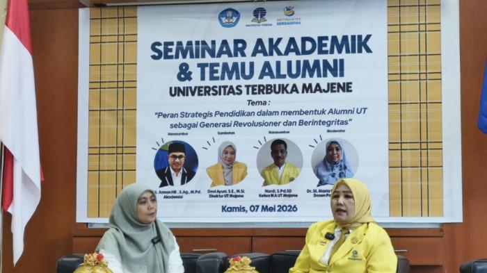 PEMBEKALAN - moderator sekaligus dosen Pascasarjana UT, Maria Ulfah memandu kegiatan Seminar Akademik dan Temu Alumni 2026 yang merupakan rangkaian dari acara Wisuda UT Majene Program Diploma, Srjana dan Pasacasarjana Periode I Tahun 2026, Kamis (7/5/2026).  Turut hadirMunawarah, S.Pd., M.Pd. yang hadir selaku perwakilan IKA UT Majene