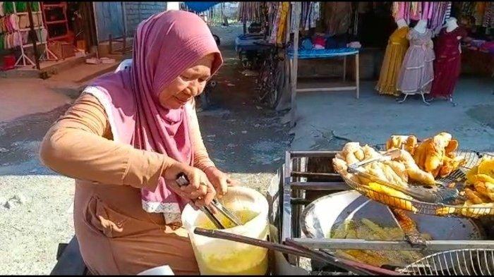 Penjual Gorengan di Pasar Topoyo, Mamuju Tengah, SUlbar.(Samsul)