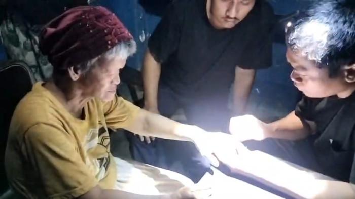 Petugas Damkar Polman saat mengevakuasi cincin dari jari Nurhayati