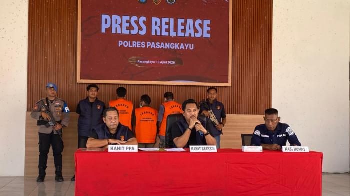 PELECEHAN-Petugas Sat Reskrim Polres Pasangkayu saat memperlihatkan barang bukti dalam press release kasus kekerasan seksual terhadap anak di bawah umur yang melibatkan 13 pelaku, Jumat (10/4/2026). Polisi masih menunggu hasil asesmen psikologis terkait dugaan gangguan mental korban, serta berkolaborasi dengan Dinas Sosial untuk memberikan pendampingan selama proses hukum berlangsung.