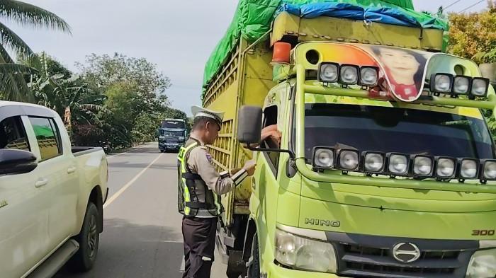 Polisi saat melakukan pemeriksaan terhadap kendaraan overload