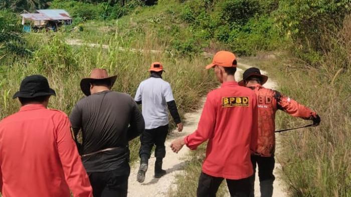 ORANG HILANG - Tim gabungan BPBD Pasangkayu, Basarnas, TNI, Polri, dan warga melakukan koordinasi sebelum melanjutkan pencarian terhadap Syamsul (32) yang hilang di wilayah Dusun Salubulu, Kecamatan Pasangkayu, Jumat (8/5/2026). Hingga hari ketujuh pencarian, korban belum ditemukan.