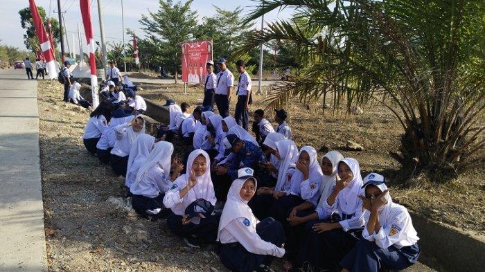 Puluhan siswa SMPN 6 Topoyo saat menanti pelaksanaan upacara Hari Ulang Tahun (HUT) ke 78 Republik Indonesia (RI) dihalaman kantor Bupati Mamuju Tengah, Jl. Tammauni Pue Ballung, Benteng Tobadak, Kamis (17/8/2023).