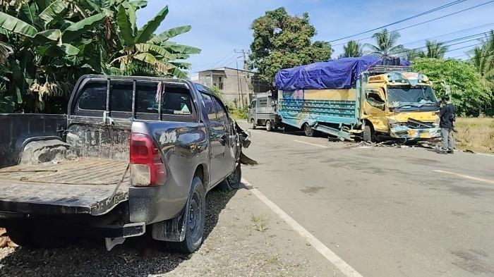 TABRAKAN - Kondisi kedua kendaraan yang mengalami kecelakaan di Jalan Trans Sulawesi Dusun Bulurembu, Desa Babana, Kecamatan Budong-budong, Kabupaten Mamuju Tengah, Sulawesi Barat rusak parah, Senin (12/1/2026).