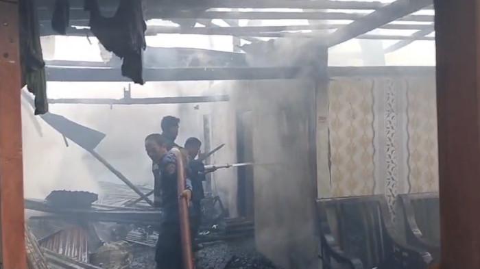 KEBAKARAN RUMAH - Petugas Pemadadm kebaran sedang berusaha memadamkan api yang berkoba rdi kediaman Kumma (70) di Dusun Massandra, Desa Bonne-Bonne, Kecamatan Mapilli, Kabupaten Polewali Mandar (Polman) Sulawesi Barat (Sulbar) yang ludes dilalap api, Minggu (14/6/2026).