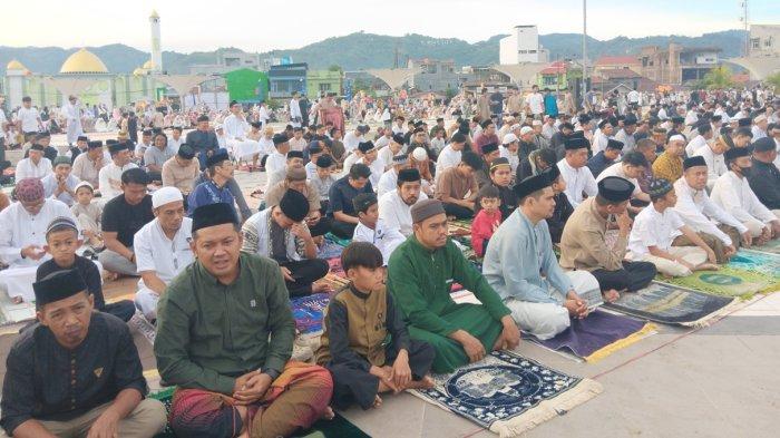 Salat Idul Adha -  Ribuan jamaah yang sedang menunggu pelaksanaan salah idul Adha di Anjungan Manakarra Mamuju, Jl Yos Sudarso, Keluruhan Binanga, Jumat (6/5/2025). Sejak pukul 06.00 WITA, ribuan masyarakat tampak antusias memadati lokasi untuk menunaikan ibadah salat Id.