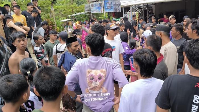NYARIS DIAMUK - Seorang pria nyaris diamuk massa usai ketahuan melakukan tindakan pelecehan terhadap anak di bawah umur di Kabupaten Polman, Sulbar, Selasa (24/3/2026).