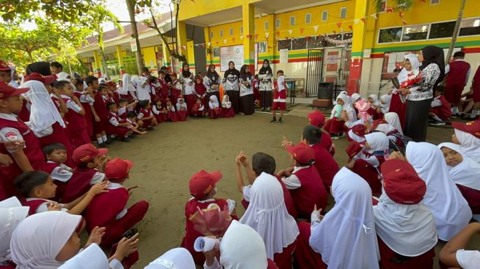 HARI GURU - Siswa di SDN 066 Pekkabata,  Kelurahan Pekkabata, Kecamatan Polewali, Kabupaten Polman, Sulbar, cukup antusias memperingati Hari Guru Nasional (HGN), Selasa (25/11/2025). Mereka menampilkan persembahan puisi untuk gurunya.