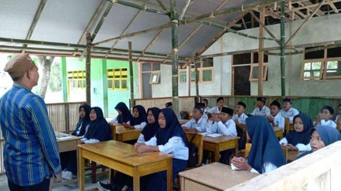 Siswa di kelas 7C MTS Al Qalam, Majene, Sulbar, saat belajar di tenda darurat, Kamis (10/8/2023).