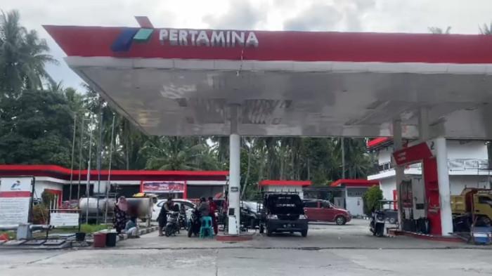 PENGISIAN BBM - Suasana SPBU Desa Sarjo, Kecamatan Sarjo, Kabupaten Pasangkayu tampak lengang sehari jelang Hari Raya Idulfitri, Jumat (20/3/2026). Terlihat hanya beberapa kendaraan roda dua dan roda empat yang melakukan pengisian BBM tanpa antrean panjang. Pihak SPBU memastikan suplai BBM tetap aman, dengan pasokan mencapai 16 ton Pertalite dan 8 ton solar.