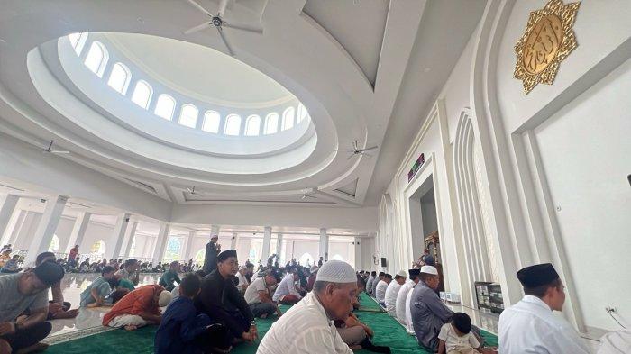 MASJID RAYA SUADA MAMUJU - Suasana jelang Salat Jumat di Masjid Raya Suada Mamuju Sulawesi Barat, Jumat 27 Juni 2025/1 Muharram 1447 Hijriah. Terdapat 7 bocah bertugas mengedar celengan.