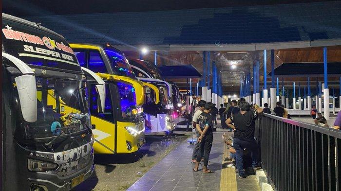 TERMINAL SEPI PENUMPANG - Terminal Simbuang Mamuju, Sulawesi Barat sepi penumpang, Selasa (18/3/2025) malam. Nampak bus-bus hanya terparkir saja mengingat jumlah penumpang tak banyak padahal sudah H-12 sebelum lebaran