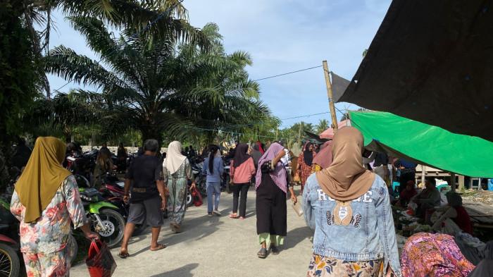 Warga ramai-ramai belanja di pasar Desa Bambaira, Kecamatan Bambaira