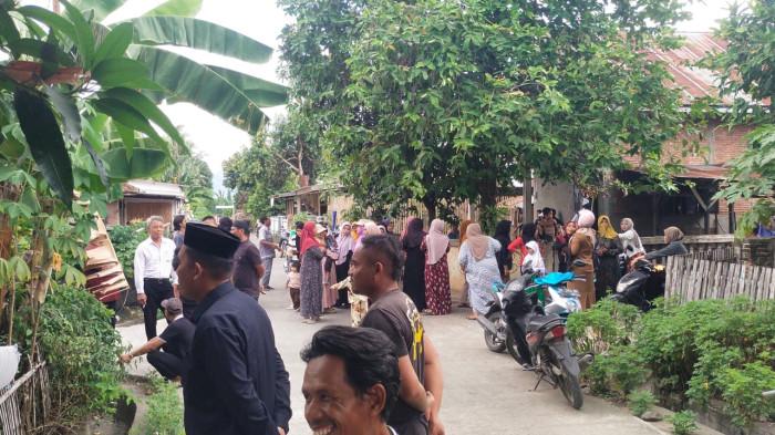 Warga ramai-ramai mendatangi rumah terduga pelaku pencabulan anak inisial IW (50) di Desa Sugihwaras