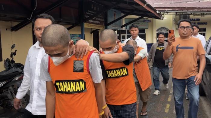 DITANGKAP - Empat Tersangka narkoba saat digiring ke lokasi pres rilis di Mapolresta Mamuju, Senin (4/5/2026). Kepolisian Resor Kota (Polresta) Mamuju mengungkap jalur peredaran narkotika internasional yang masuk ke wilayah Sulawesi Barat (Sulbar). Sabu berasal dari Malaysia