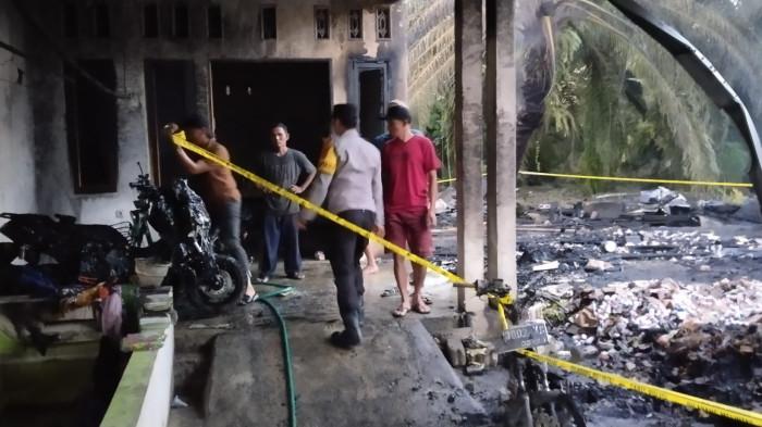Kebakaran Rumah - rumah di Dusun Tabarodea, Desa Pedanda 1, Kecamatan Pedongga, Kabupaten Pasangkayu, Sulawesi Barat terbakar hingga tak tersisa. Kejadian itu terjadi pada Jumat (16/1/2026) sore.  Rumah yang sekaligus difungsikan sebagai kios milik warga bernama Krista Wulandari, ludes dilalap si jago merah.