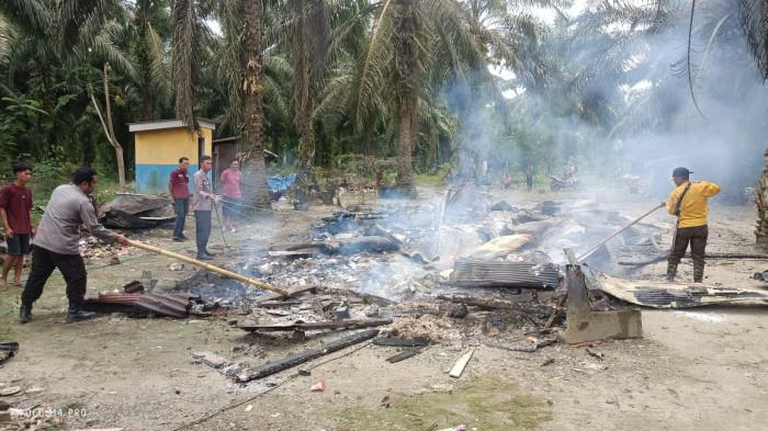 Kebakaran -  Personel Polsek Sarudu bergerak cepat mendatangi Tempat Kejadian Perkara (TKP).kebakaran sebuah rumah warga di Dusun Tabarodea, Desa Dapurang, Kecamatan Dapurang, Kabupaten Pasangkayu, Sulawesi Barat pada Kamis (15/01/2026) sekitar pukul 11.00 Wita.