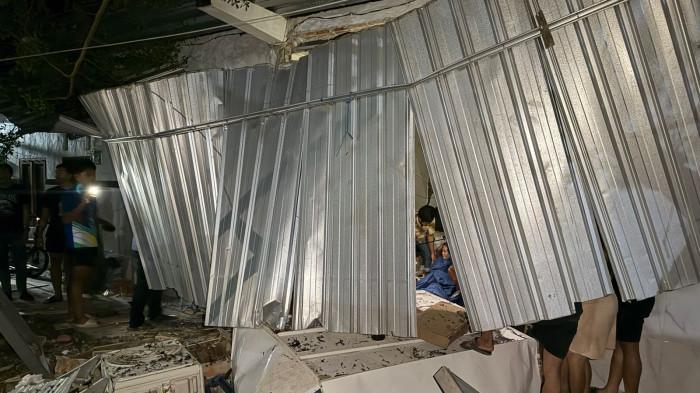 Petugas dan warga mengevakuasi penghuni kos yang mengalami luka bakar usai ledakan di Jalan Andi Depu, Kelurahan Rimuku, Kecamatan Mamuju, Kamis (7/5/2026) malam.