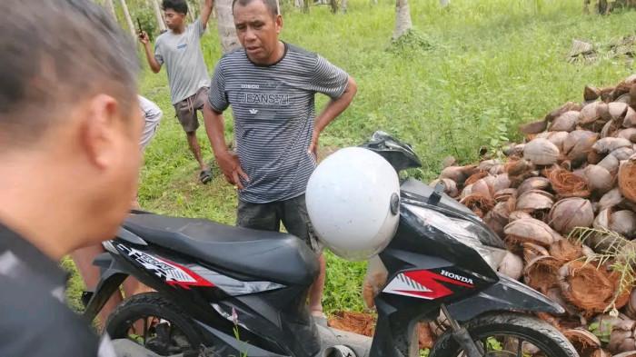 ORANG HILANG-Motor Honda Beat hitam milik pekerja koperasi yang hilang ditemukan warga di dalam kebun di Dusun Tanga Tanga, Desa Sarjo, Kecamatan Sarjo, Kabupaten Pasangkayu, Jumat (19/9/2025). Helm korban masih menggantung di motor, sementara keberadaannya masih dalam pencarian.