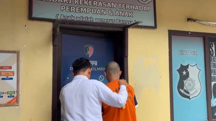 Tersangka - Anak dibawah umur pelaku pembunuhan secara sadis di Kelurahan Sidodadi, Kecamatan Wonomulyo, Polman, ditetapkan tersangka, Senin (17/11/2025). Dua tersangka ini merupakan ayah dan anak masing-masing inisial AA (45) dan AD (15). Dok Fahrun.