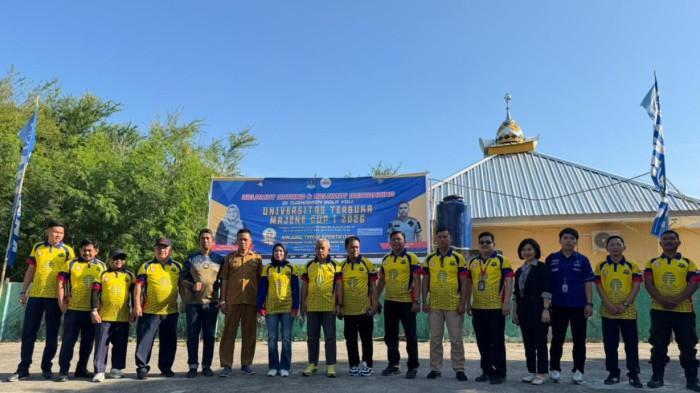 peserta dan panitia turnamen voli UT Majene
