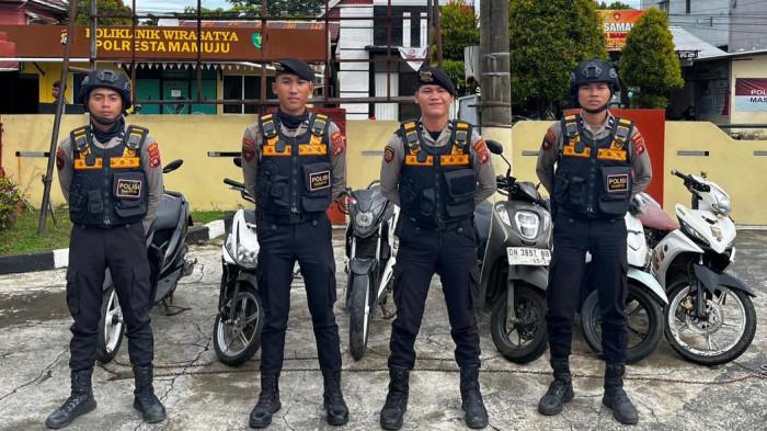 BALAP LIAR ARTERI- Petugas Polresta Mamuju mengamankan sepeda motor yang digunakan dalam aksi balap liar di Jl Arteri Mamuju, Minggu (22/2/2026) pagi. Enam kendaraan berknalpot brong tanpa TNKB tersebut dibawa ke Mapolresta untuk proses penindakan.
