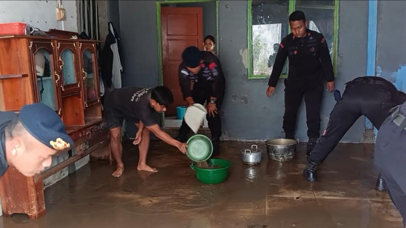 Rumah Warga dan Pustu Desa Sondoang Mamuju Diselimuti Lumpur Tebal Sisa Banjir, Butuh Bantuan - Tribun-sulbar.com