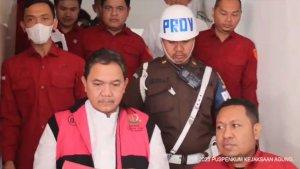Achsanul-Qosasi-Presiden-madura-United-ditahan-karena-kasus-korupsi-BTS.jpg
