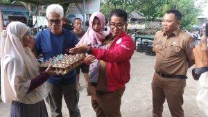 Akmal-saat-mengunjungi-warga-di-Pulau-Karampuang-dengan-membawa-telur.jpg