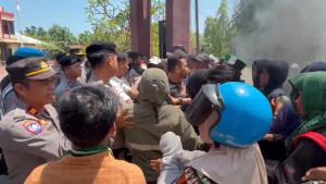 Aksi-mahasiswa-di-depan-Markas-Polres-Polman.jpg