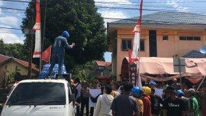 Aliansi-Masyarakat-demo-kantor-BPBD-di-Jl-Andi-Dai-Kelurahan-Binaga-Mamuju.jpg
