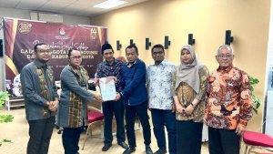 Amiruddin-Pabbu-baju-biru-bersama-lima-orang-timsel-lain.jpg