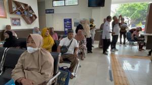 Antrean-CJH-mengurus-paspor-di-Kantor-Imigrasi-Polman-Selasa-992025.jpg