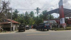 Antrean-mobil-Kijang-tanpa-nomor-kendaraan-di-SPBU-Campalagian.jpg