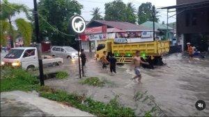 Banjir-di-Jalan-poros-Majene-Mamuju-karena-hujan-deras.jpg