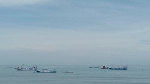 Barisan-kapal-nelayan-terparkir-di-laut-Dusun-Tanjung-Parappa-Kelurahan-Pasangkayu.jpg