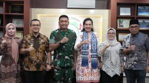 Bupati-Mamuju-Tengah-Arsal-Aras-saat-menyambut-kedatangan-Pangdam-XXIII-Palaka-Wira.jpg