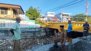 DLHK-Majene-bersihkan-tumpukan-sampah-di-bawah-kolong-Jembatan-Pertokoan-Majene.jpg