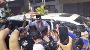 Detik-detik-UAS-turun-dari-mobil-di-sambut-histeris-jamaah-di-Masjid-Raya-Nurul-Hidayah-Topoyo.jpg