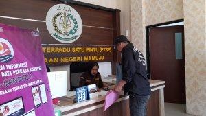 Direktur-Celebes-Research-Institut-CRI-Sulbar-Muhaimin-Faisal-melapor-ke-Kejari-Mamuju.jpg