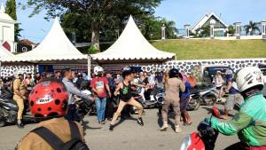 Dua-pengemudi-mobil-nyaris-terlibat-baku-hantam-di-depan-kantor-Gubernur-Sulawesi-Barat.jpg