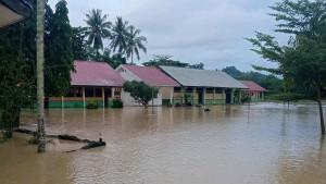 Genangan-air-setinggi-lutut-rendam-hampir-seluruh-halaman-dan-ruang-kelas-SMPN-1-Bambalamotu.jpg