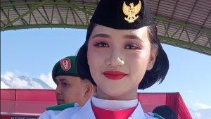 Gloria-Angelina-Bulazik-siswi-SMA-Negeri-1-Mamasa-pembawa-bagi-saat-upacara-HUT-RI.jpg