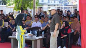 Gubernur-Sulawesi-Barat-Suhardi-Duka-SDK-bagikan-20-buku-kepada-siswa-SMA-Negeri-1-Mamuju.jpg