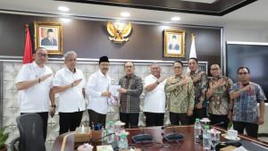 Gubernur-Sulbar-Suhardi-Duka-SDK-didampingi-sejumlah-OPD-bertemu-dengan-Menteri-Sosial.jpg