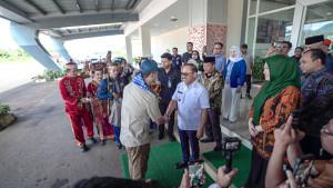 Gubernur-Sulbar-Suhardi-Duka-SDK-sambut-Menteri-Transmigrasi-RI.jpg