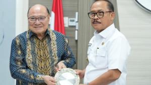 Gubernur-Sulbar-Suhardi-Duka-dan-Wakil-Gubernur-Salim-S-Mengga-menerima-perwakilan-investor.jpg